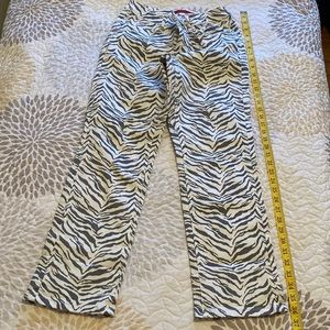 NWOT Jennifer Lopez size 4 🦓 medium rIse Capri zebra print. Never worn.